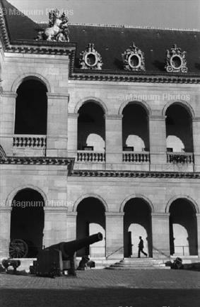 Learn Composition from the Photography of Henri Cartier Bresson Henri Cartier Bresson Shadow 006