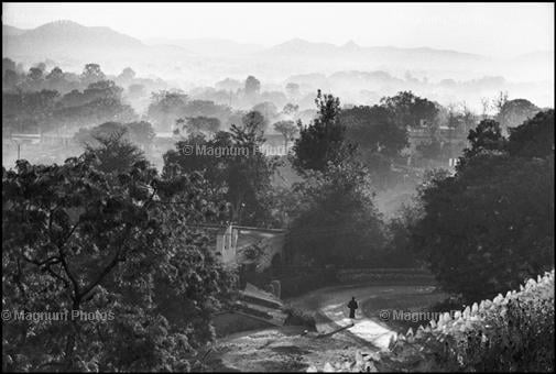 Learn Composition from the Photography of Henri Cartier Bresson Henri Cartier Bresson Waiting 004