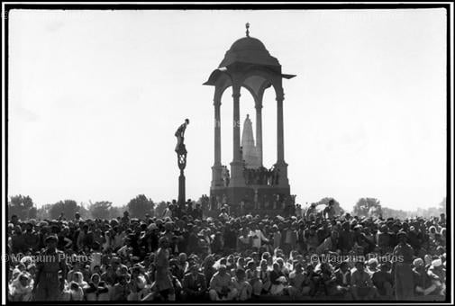 Learn Composition from the Photography of Henri Cartier Bresson Henri Cartier Bresson Waiting 005