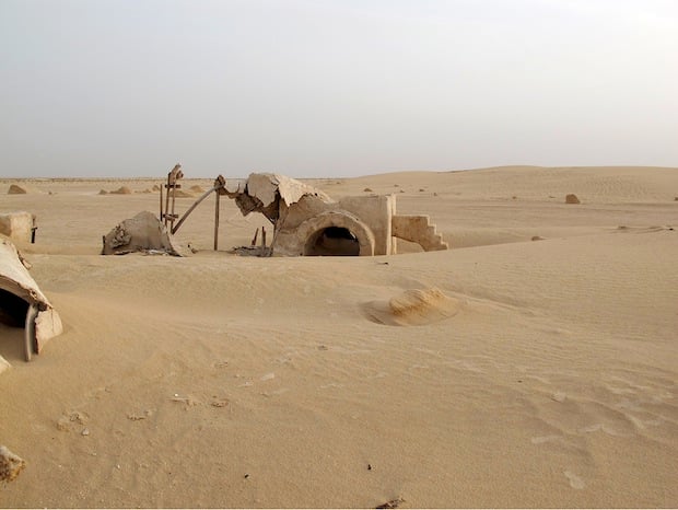Photo Series Visits Abandoned Star Wars Film Sets in the Tunisian Desert starwars10