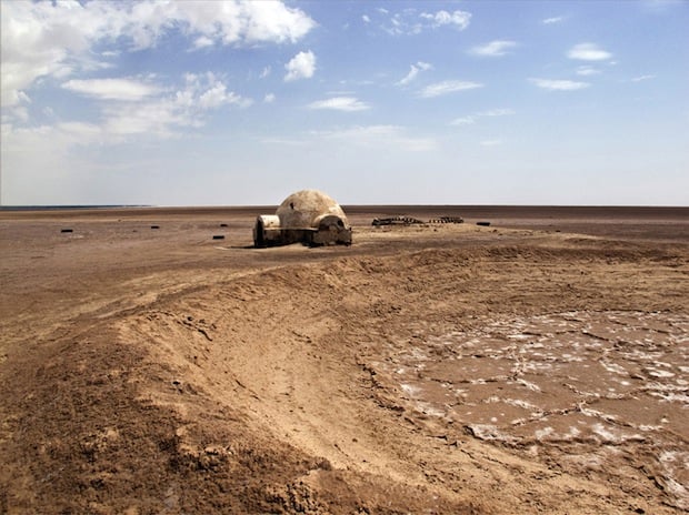 Photo Series Visits Abandoned Star Wars Film Sets in the Tunisian Desert starwars11