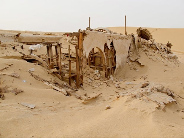Photo Series Visits Abandoned Star Wars Film Sets in the Tunisian Desert starwars2