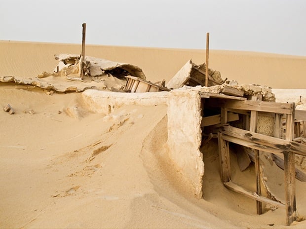 Photo Series Visits Abandoned Star Wars Film Sets in the Tunisian Desert starwars3