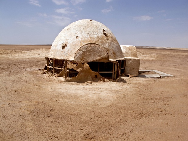 Photo Series Visits Abandoned Star Wars Film Sets in the Tunisian Desert starwars7