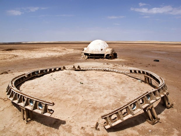 Photo Series Visits Abandoned Star Wars Film Sets in the Tunisian Desert starwars8