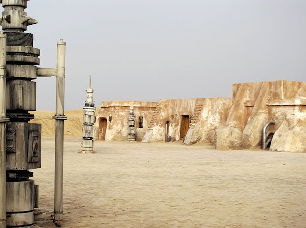 Photo Series Visits Abandoned Star Wars Film Sets in the Tunisian Desert starwars9