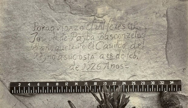 A close-up view of a Spanish inscription carved into the sandstone at Inscription Rock  in New Mexico in 1726. Translation: 