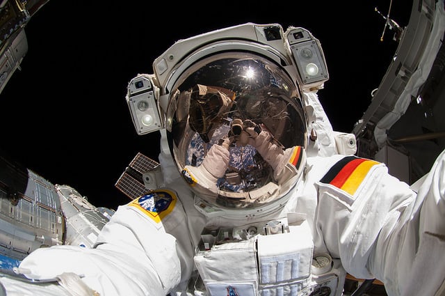 ISS Astronauts Take the Nikon D2Xs on a Spacewalk, Snap Some Selfies