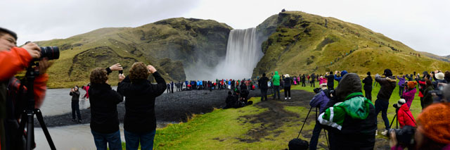 08_186_Tourists_Skógafoss