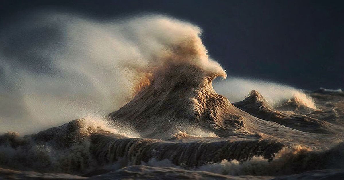 Photographer Captures Powerful Waves On Lake Erie As Liquid Mountains