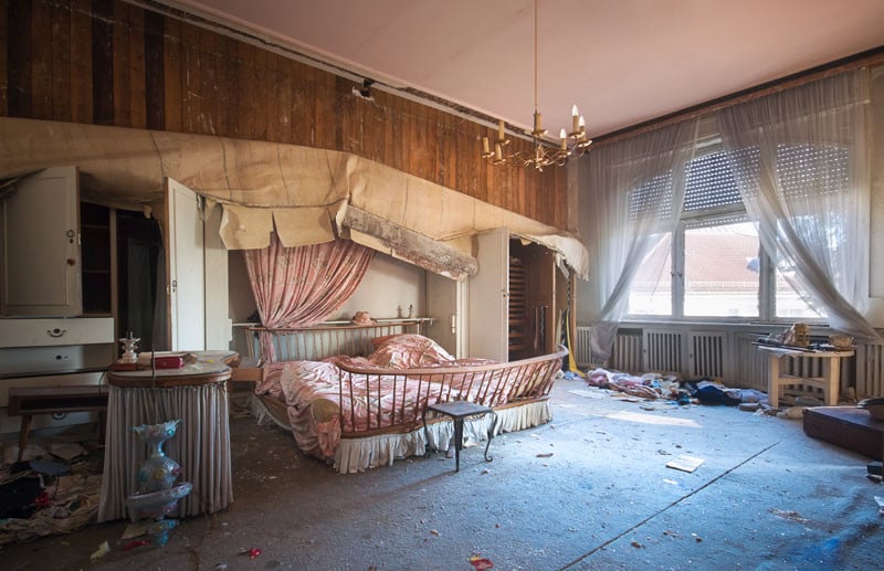  photos abandoned bedrooms found while exploring 