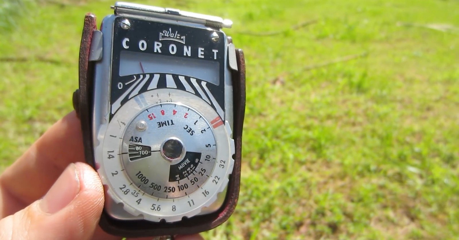 Video Shows You How to Use a Vintage Mechanical Light Meter