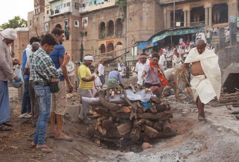 A Death Photographer Who Shoots on the Banks of the Ganges River
