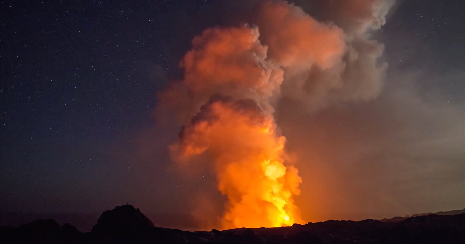 Dramatic Timelapse Captures the Stars Above Lava Flowing Into the Ocean