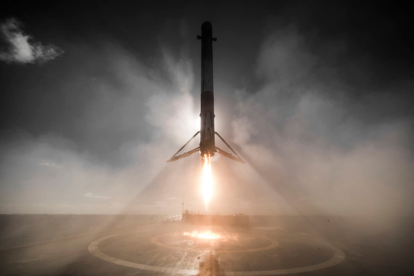SpaceX Snaps Picture-Perfect Photo of Its Rocket Landing at Sea