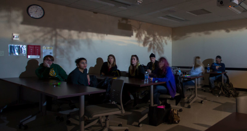Photo Professor Turns His Classroom Into a Giant Camera Obscura