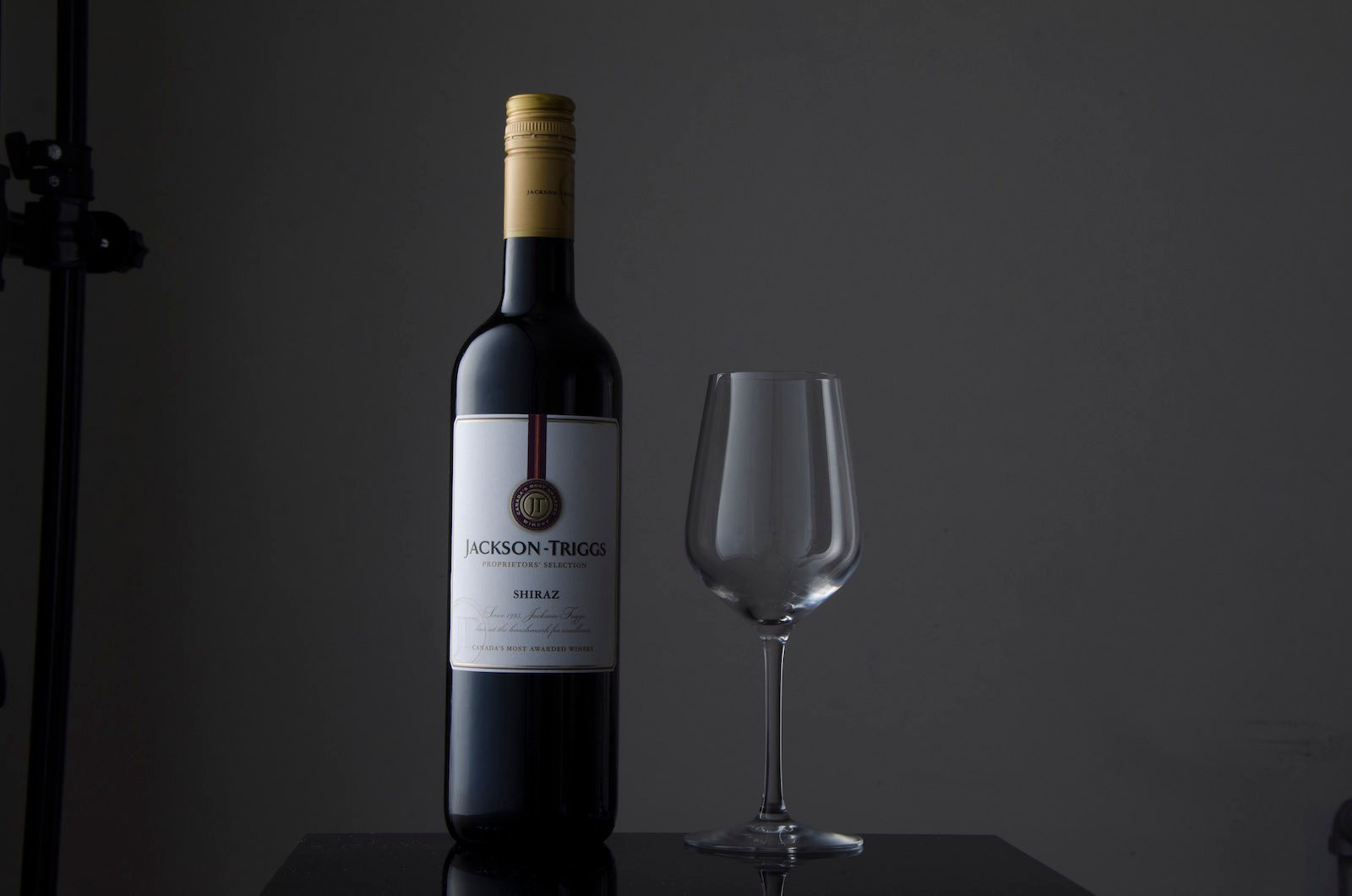 How to Shoot a Professional Wine Photo with Speedlights and a Kit Lens