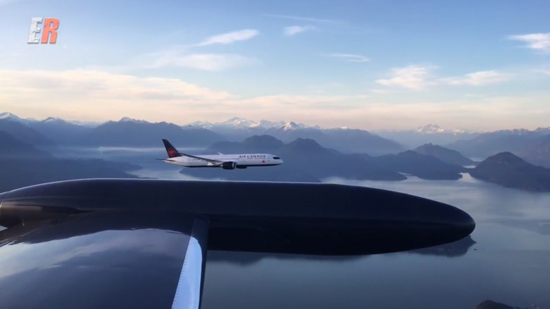 Watch an Air-to-Air Photo Shoot of a 787 Dreamliner