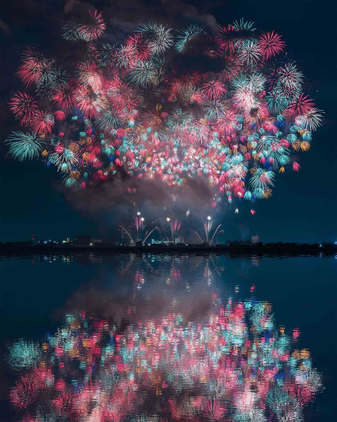 Dazzling Photos of Summer Firework Festivals in Japan