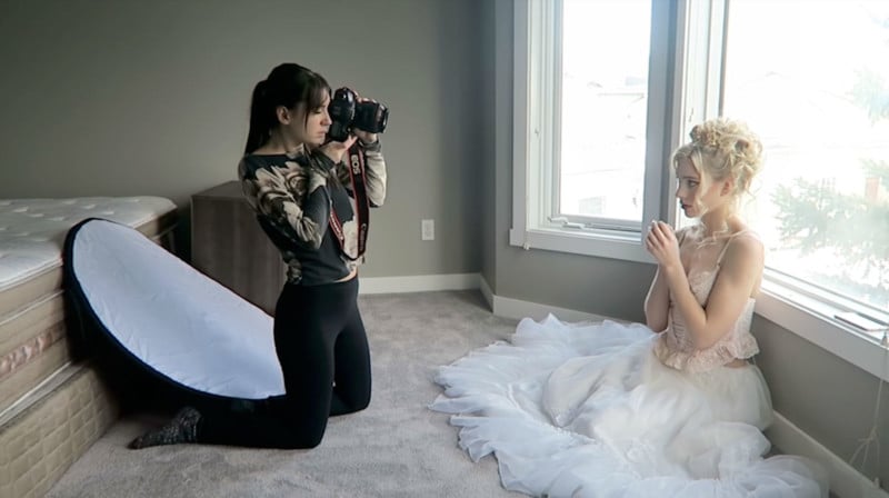 Shooting Portraits in a Bedroom with a Reflector and Natural Light