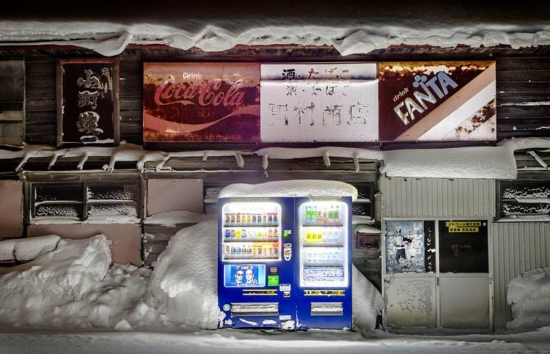  photos snow-covered vending machines japan 