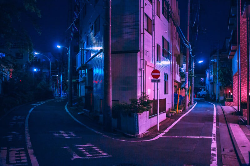 Nighttime Photos Of Tokyo Under The Glow Of Neon Lights