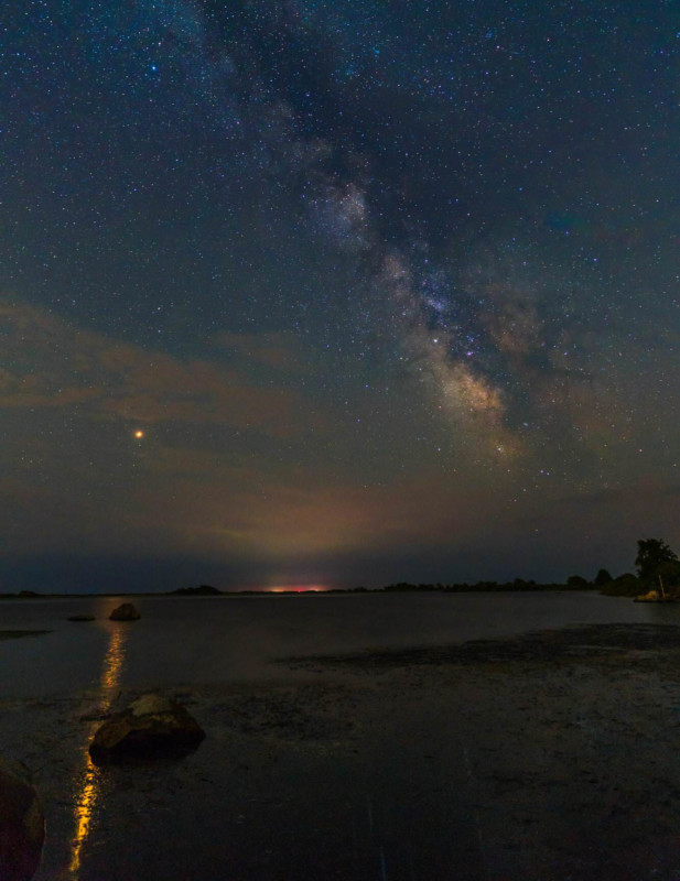 Mars is So Bright Right Now You Can Shoot Its Reflection in the Ocean