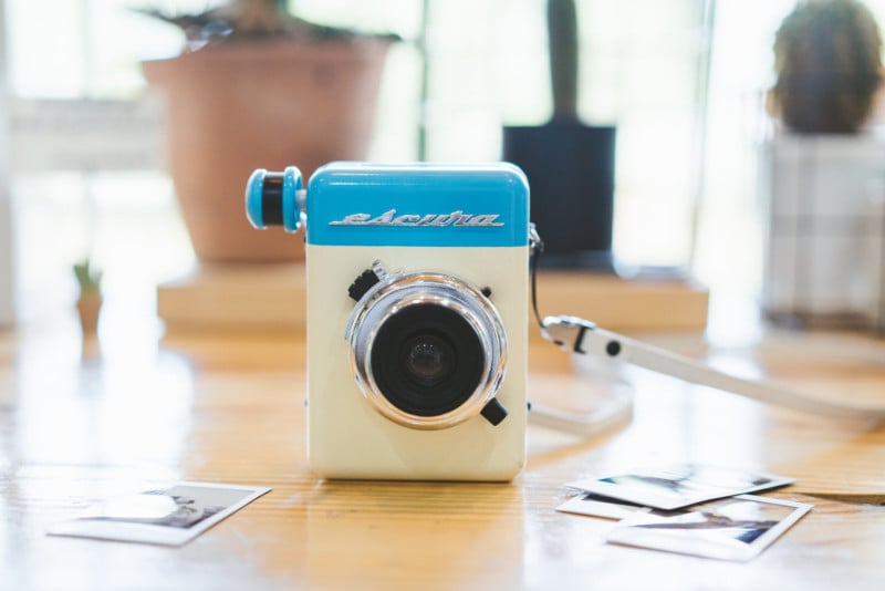 The Escura Instant 60s is a Retro-Styled Hand-Powered Instant Camera