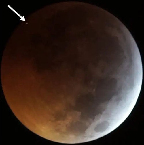  lunar eclipse video catches meteorite hitting moon 