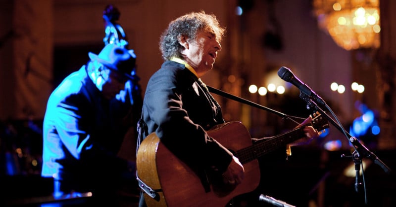 bob dylan calls out fans taking photos 
