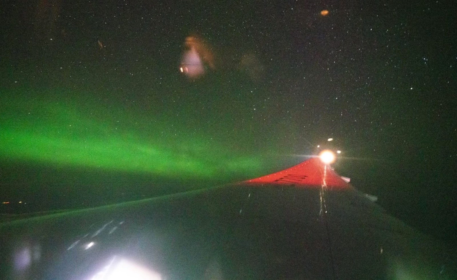  photographer captures invisible northern lights out his airplane 