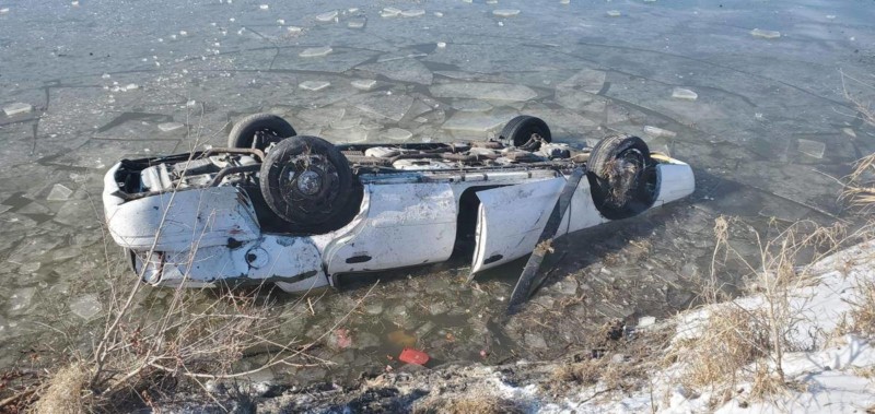  photographer rescues people from car sinking into frozen 