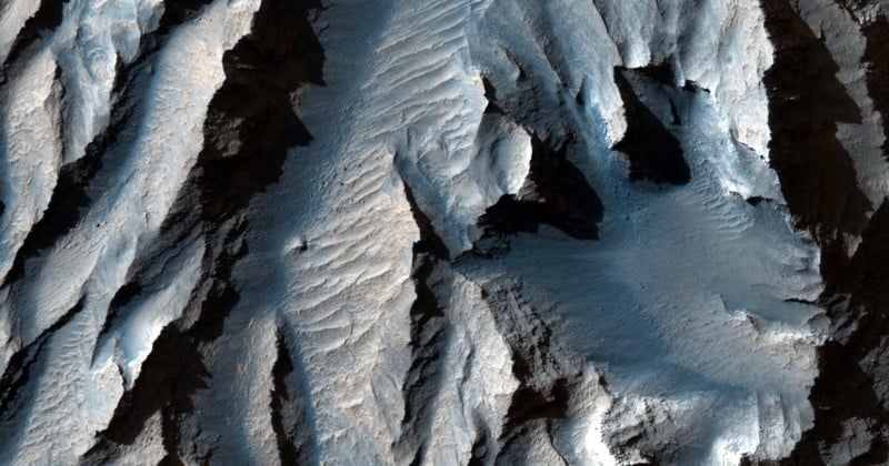 NASAs HiRISE Camera Captures Close-Up of Marss Enormous Canyon