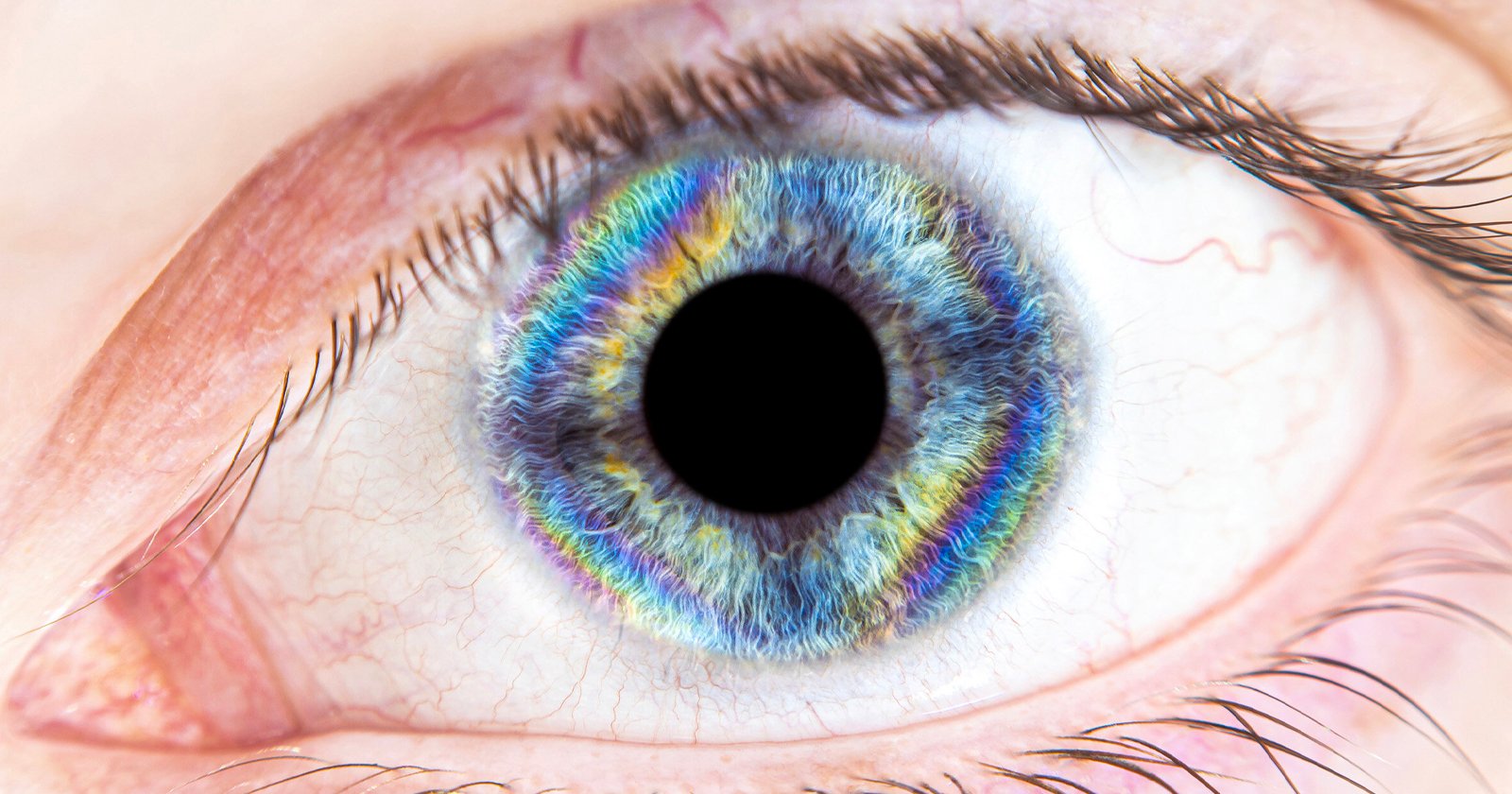 Photographing Rainbow Eyes By Using Birefringence