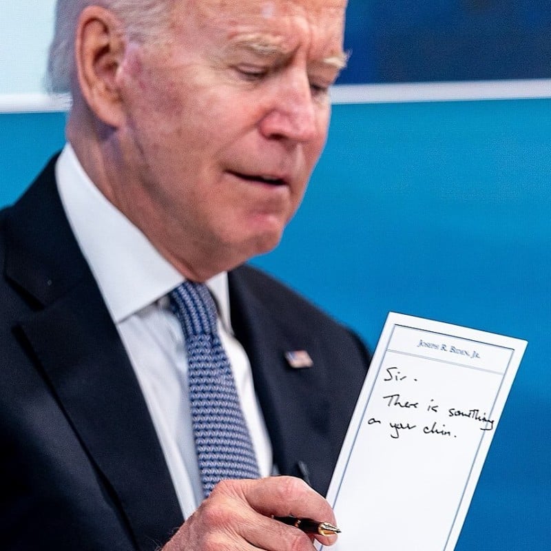  photographer captures aide secret note president biden 