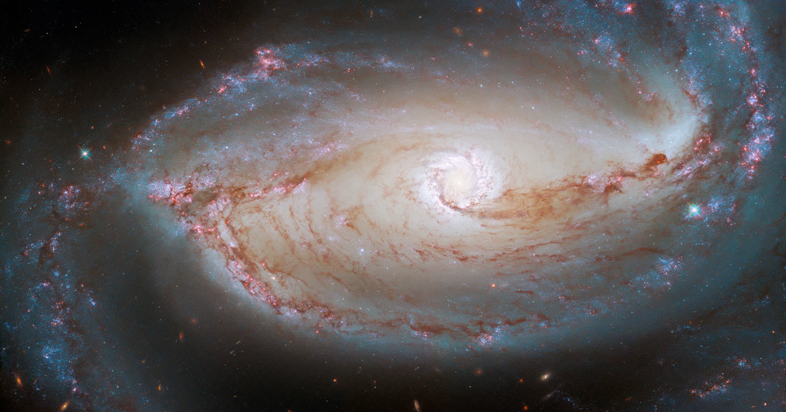 Hubble Uses Two Cameras to Take a Stunningly Detailed Galaxy Photo