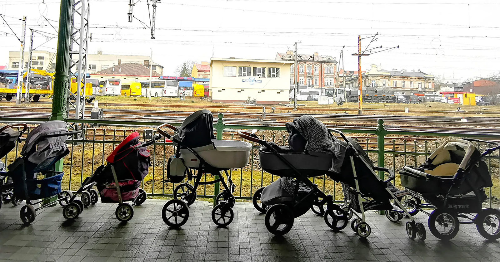  photo strollers left polish border ukrainian mothers 