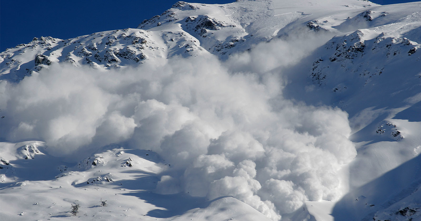  terrifying footage shows avalanche hurtling toward photographer 