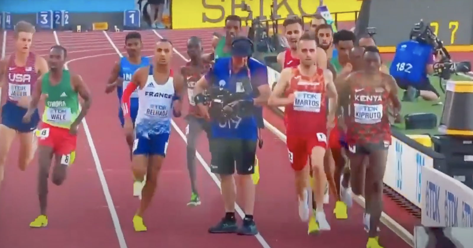  clueless cameraman causes chaos world athletics championship 