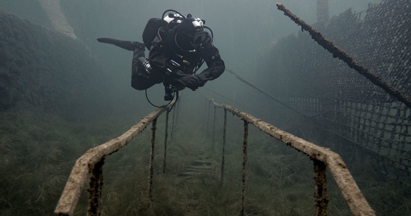  photographers dive into abandoned underwater prison 