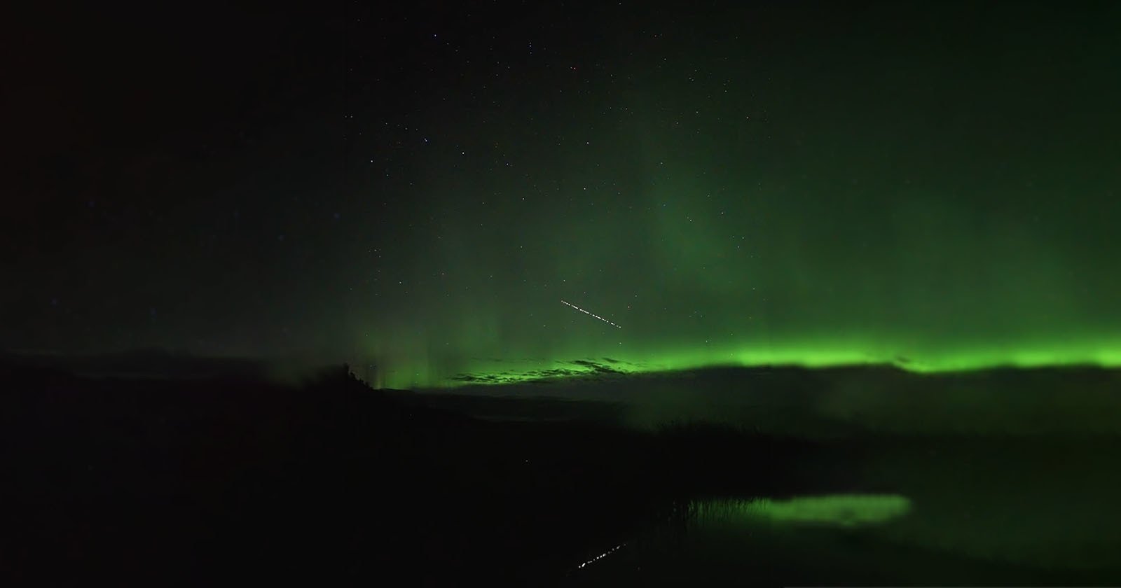 Photographer Captures Rare Starlink Satellites Sailing Through the Aurora