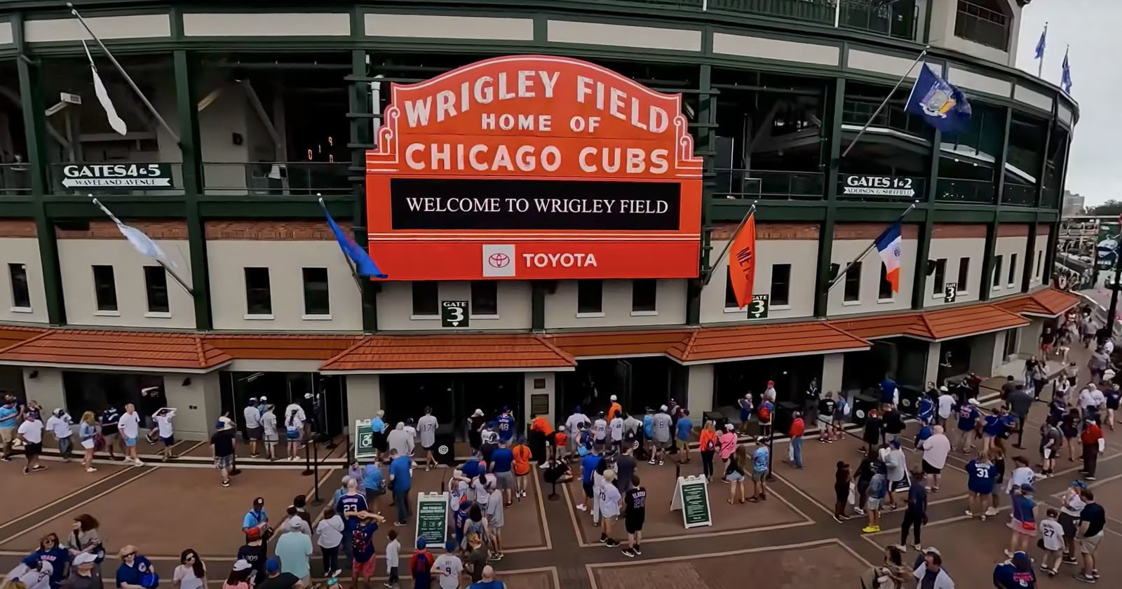 Mesmerizing FPV Drone Fly Through of the Iconic Wrigley Field