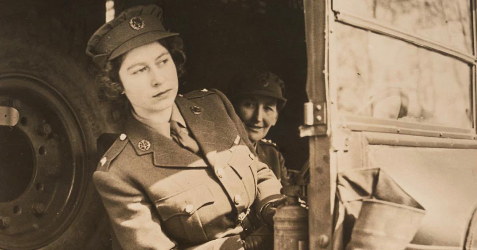  rare photos queen elizabeth mechanic during second world 