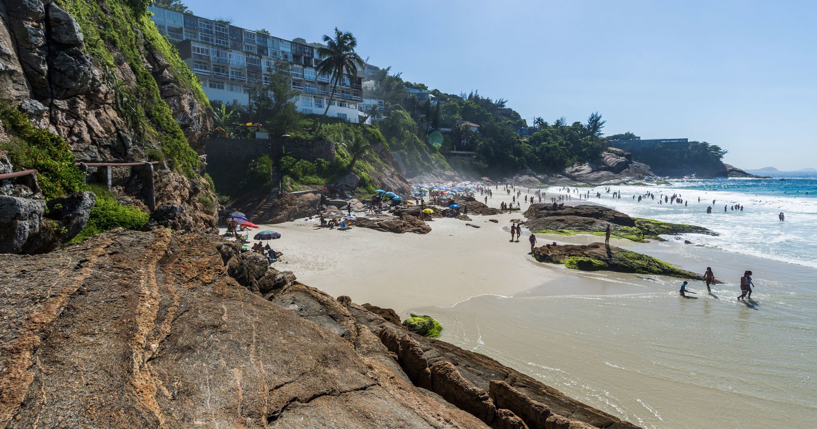Man Falls 40 Feet to his Death While Taking a Selfie Above Beach in Brazil