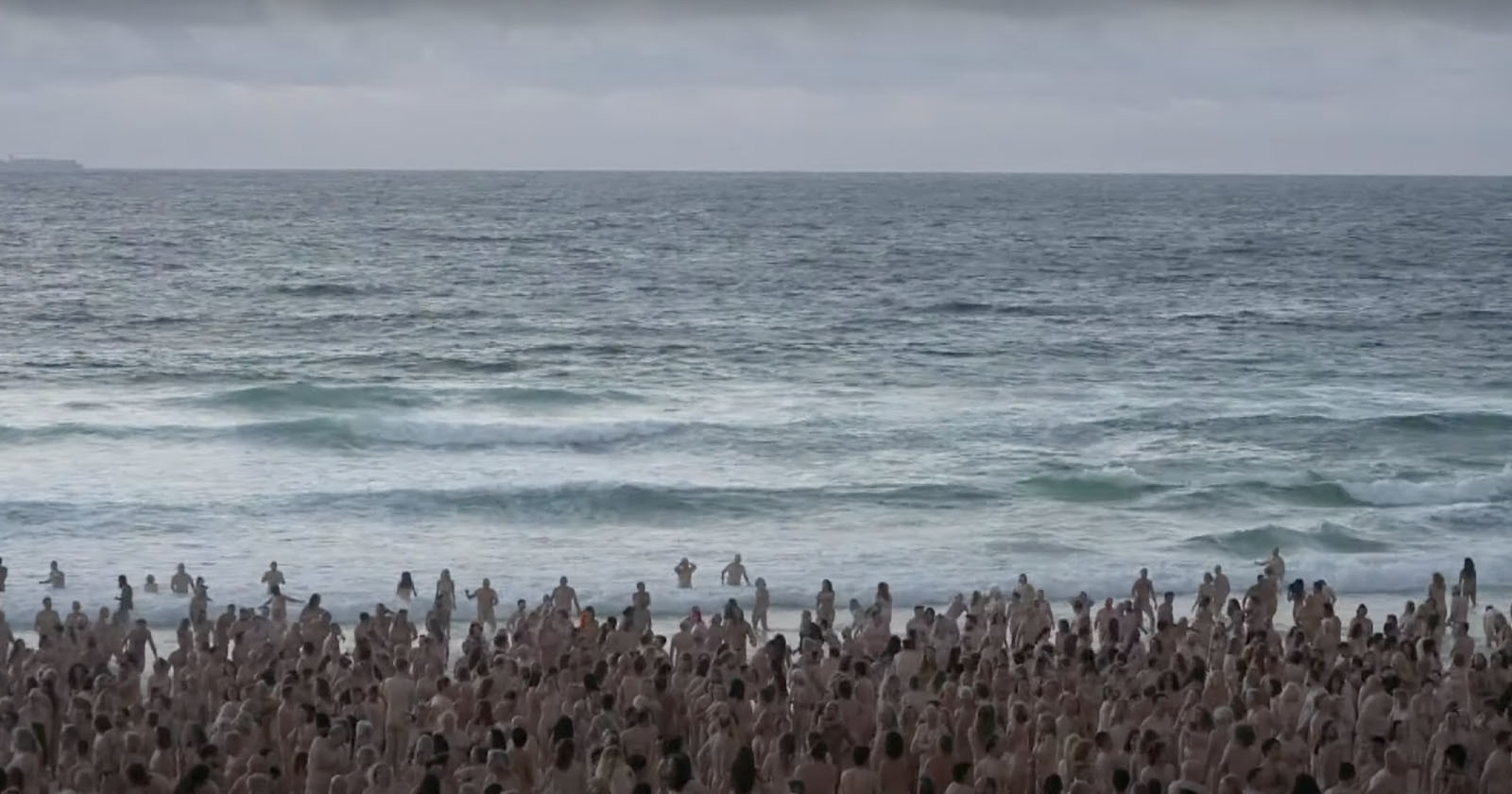  photographer gathers 500 nude volunteers bondi beach 