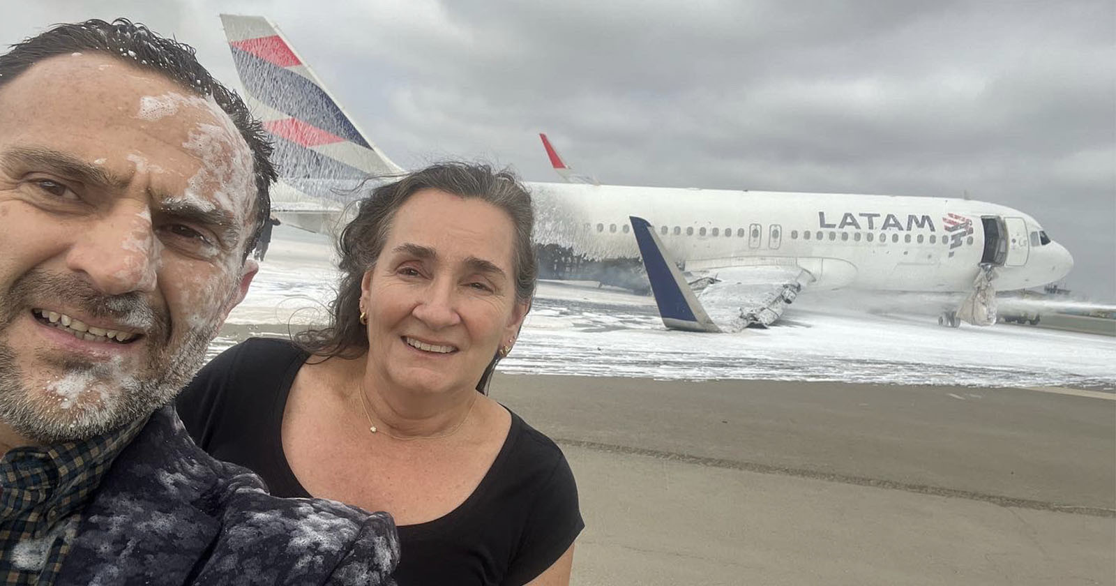  couple take selfie just after surviving plane crash 