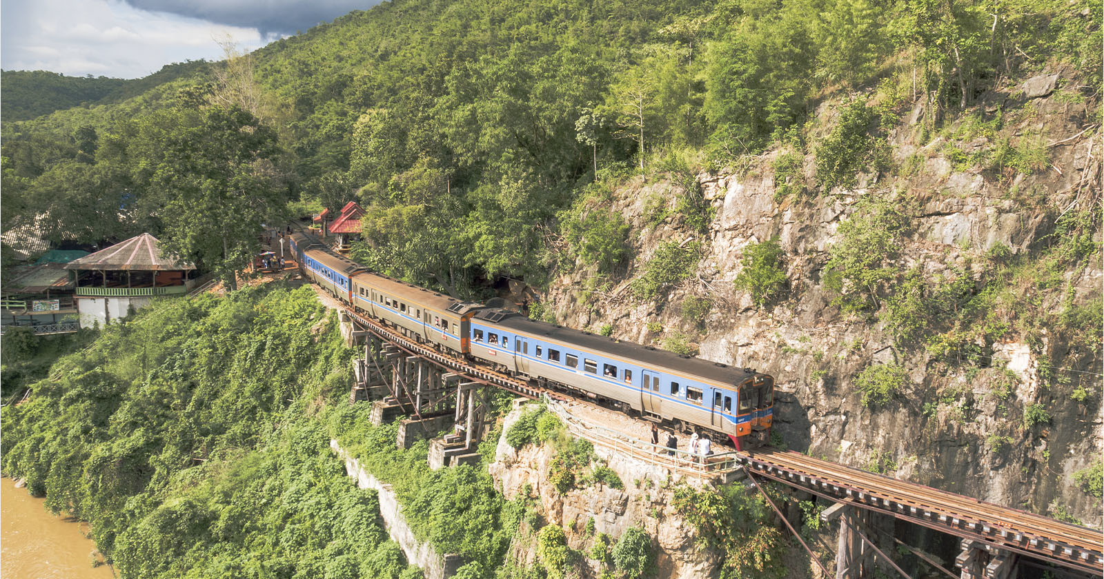  tourist falls death taking selfie moving train thailand 