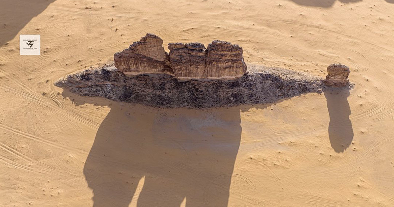  photographer discovers giant fish-shaped rock desert 