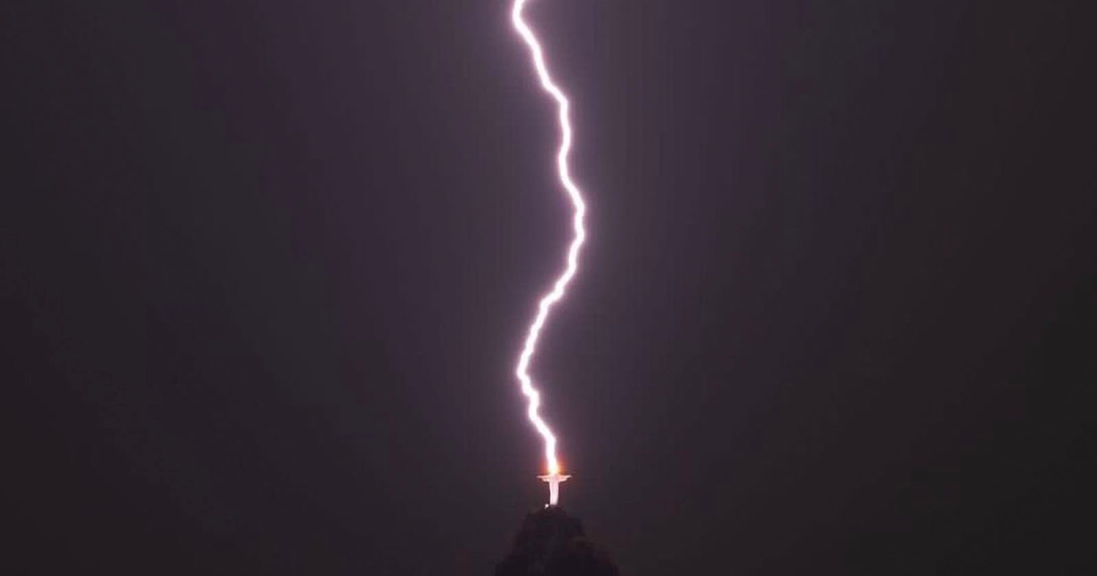 Photographer Captures Lightning Striking Christ the Redeemer Statue