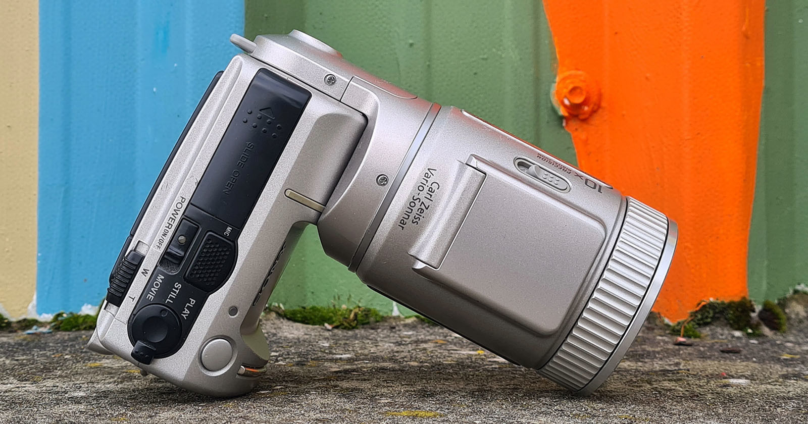Sonys Cyber-Shot F505 Remains a Clever Camera 24 Years Later